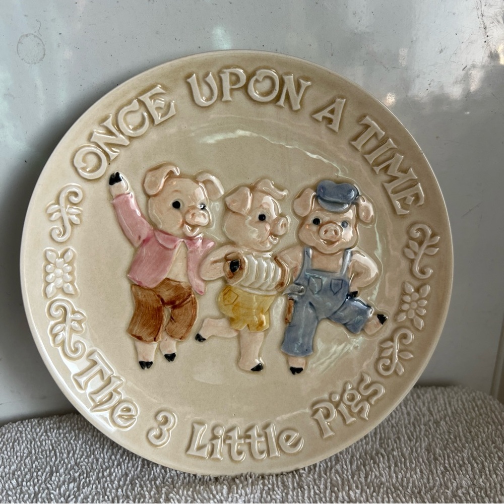 Quon Quon  Once Upon A Time The Three Little Pigs Plate Made in Japan 1983